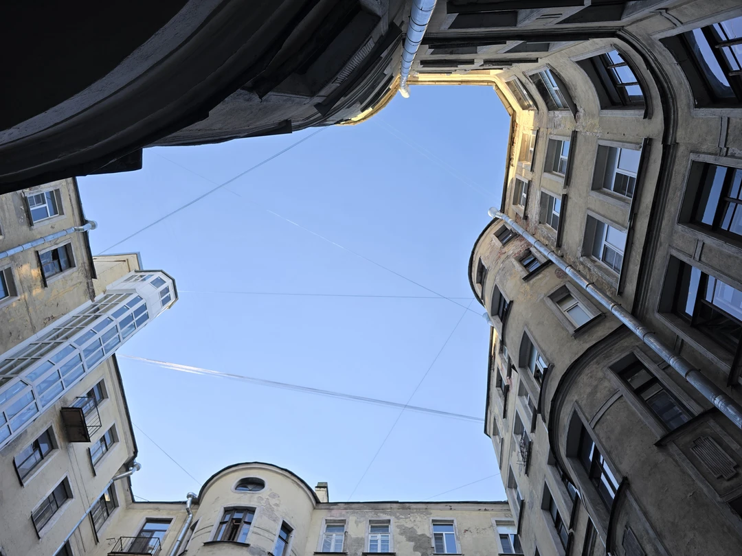 Секреты и лабиринты Петроградской стороны: дворы, парадные, легенды (Константин)