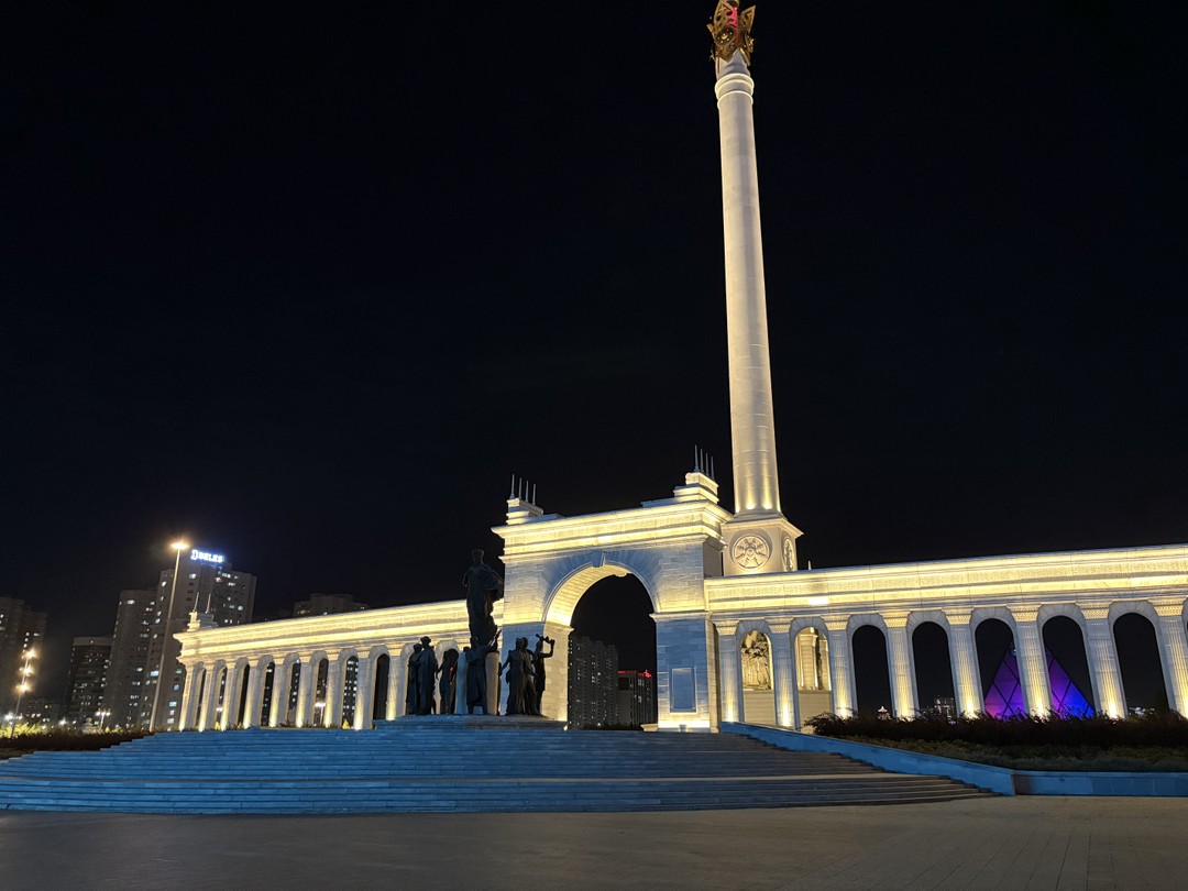 Смотрели с Жанар вечернюю Астану! С прекрасной подачей материала, еще больше влюбляешься в этот город! Рассказывает