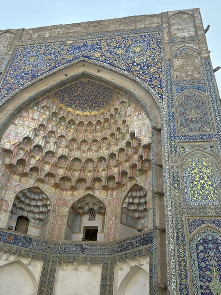 В марте были на экскурсии в Бухаре. Экскурсия длилась 6 часов, была насыщенной и интересной- на