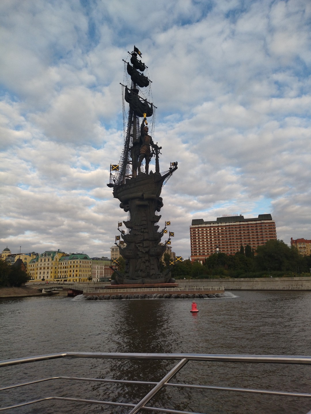 Давно мечтала прокатиться по Москве- реке на кораблике и вот, моя мечта исполнилась, так сказать, в