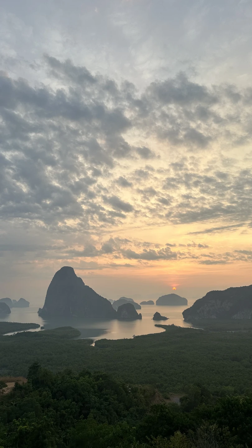 Прекрасная программа. Нам очень понравилось! Мы запомним это на всю жизнь. Озеро потрясает своим размером и красотой. 🩷 Спасибо гидам!