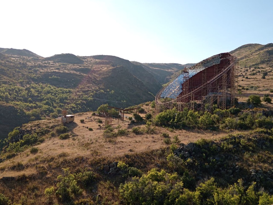 Восторг! Немножко сталкерства и безопасного лазания по заброшенным научным объектам, завершающегося пикником на закате. Объекты потрясающие!
