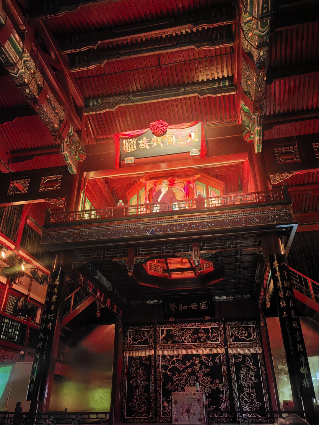 Я студент, изучаю китайский язык в Китае, сейчас у меня каникулы, и как раз хочу побольше