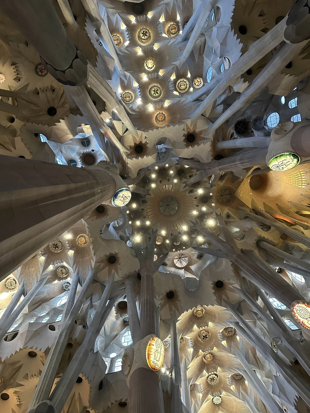 Интересная экскурсия. Рекомендую. Помогла купить билеты без карты рф. Также помогала нам с вопросами после экскурсии. Спасибо большое!