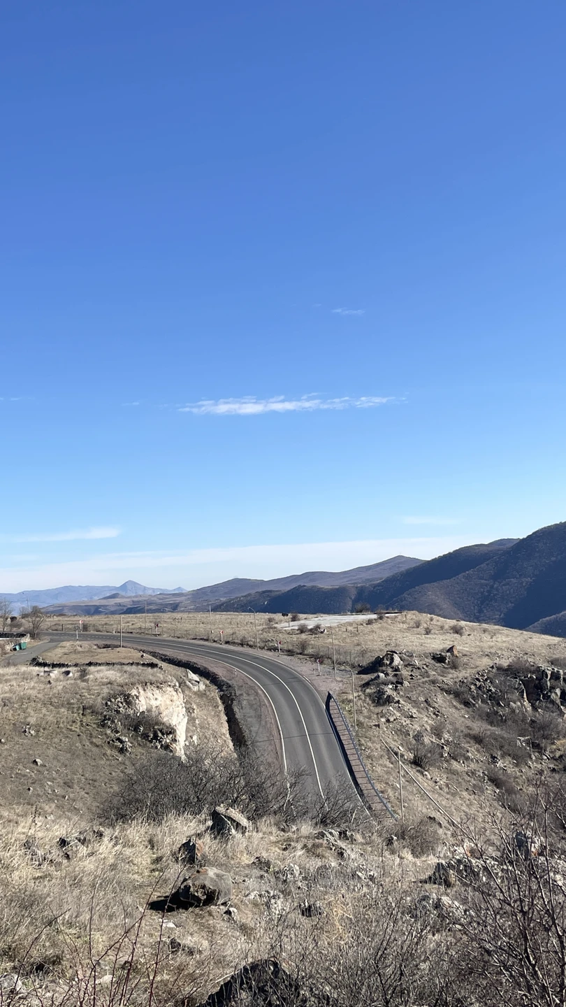 Мы долго думали, как посетить достопримечательности Еревана, выбирали между взять в аренду авто или тур. Поехали