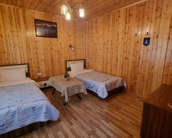 Розовое озеро, заброшенная крепость, кутабы на обед, душевный ужин