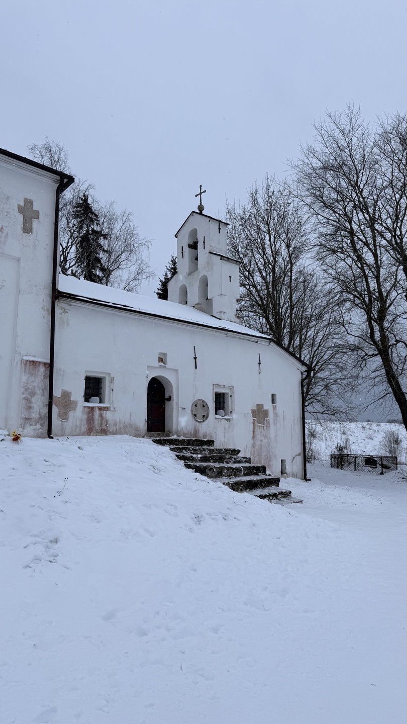 Изборск - обязательное место для посещения для гостей Пскова. Здесь прекрасная природа и отлично сохранившееся крепость