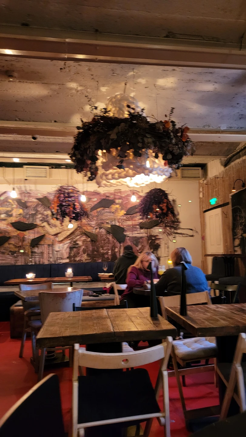 Заказывали приватную экскурсию для семьи из 3 человек перед Новым годом. Вводные были сложные-мы приезжали рано