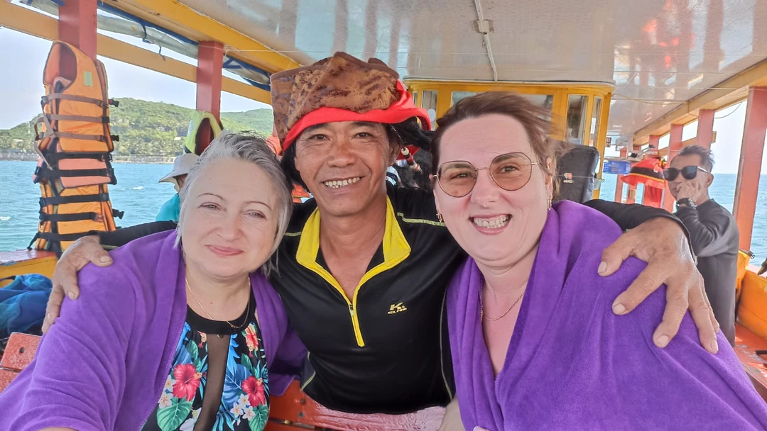 Ребята молодцы, все рассказали, показали, что особенно важно, т. к. не все говорят по английски. Кормили