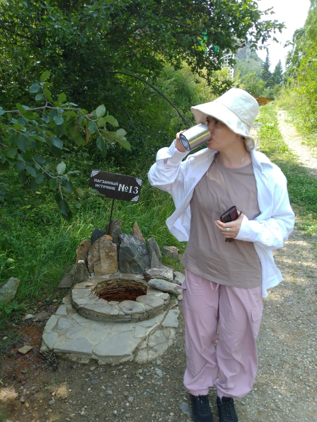 Авто. тур прошел с водителем и супер человеком Артёмом. Машина нас забрала ровно в10 утра,чистота салона-на