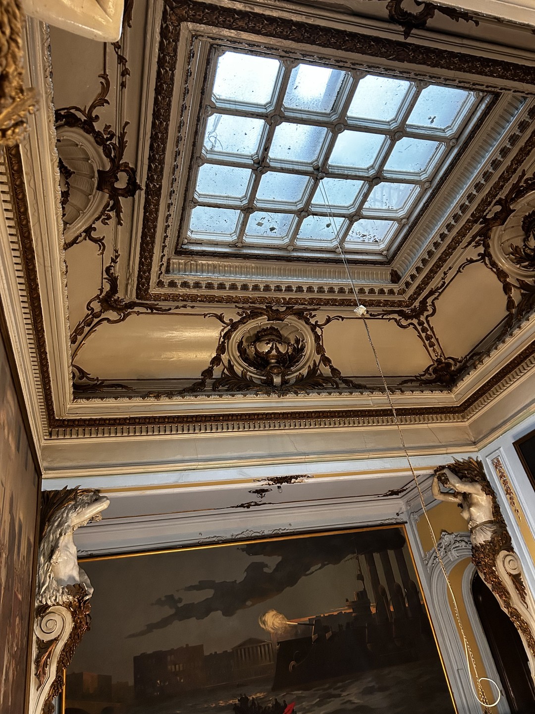 Интересный дворец, просто так, «с улицы», не попасть. Но смотреть в нем мало, что осталось, по