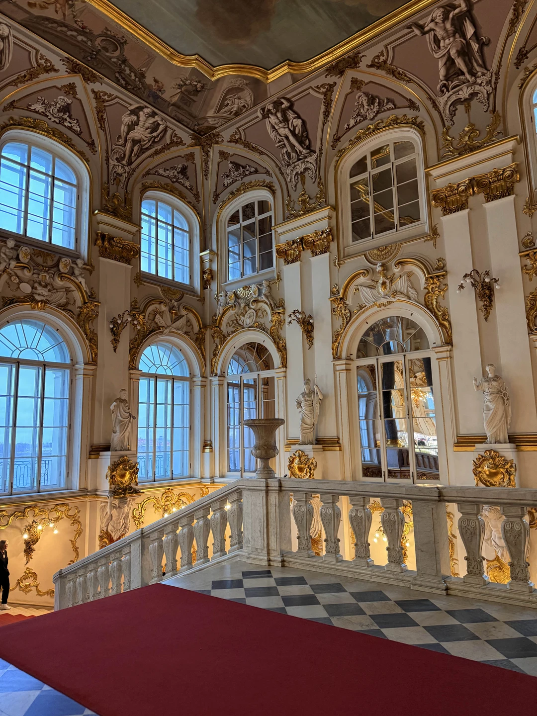 Экскурсовод Виктор просто потрясающий, заинтересовал всех) очень интересный материал, видно, что человек погружен на 100%! Историк