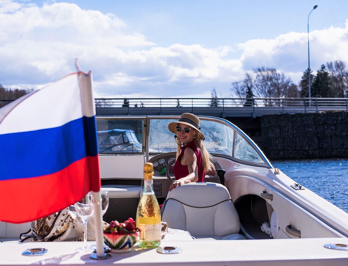 Фото 1 - Экскурсия: "По каналам Петербурга на элитном катере с гидом"