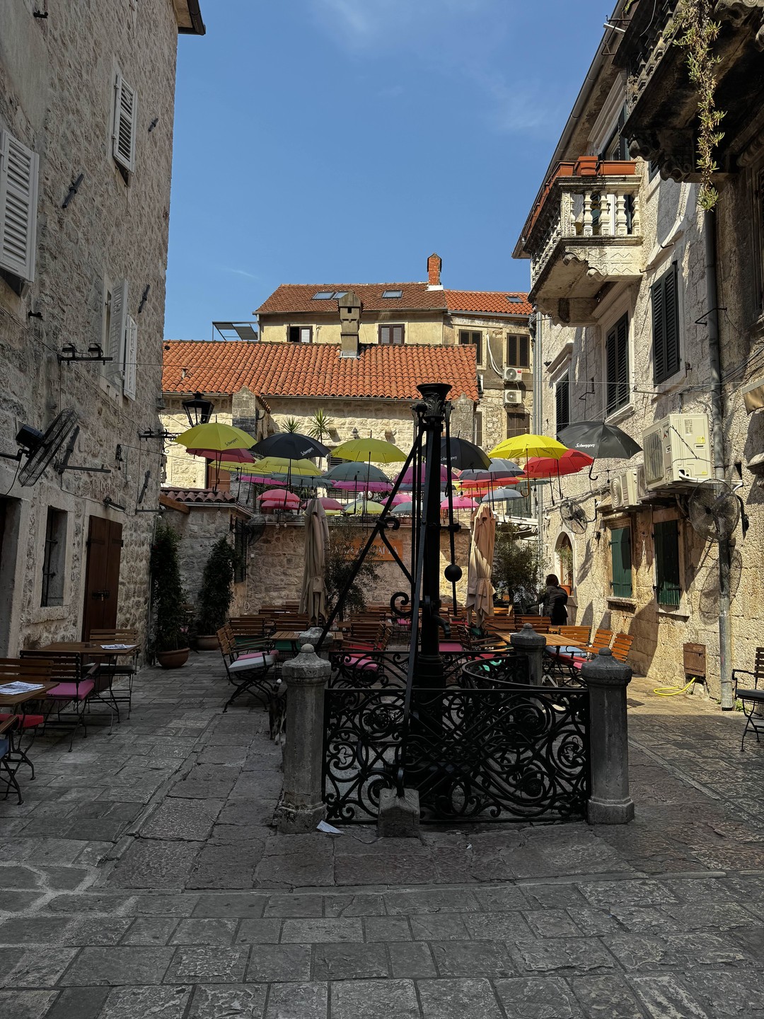 Все прошло отлично! Спокойно, без толп народа. Спасибо Александру, очень приятный собеседник и профессиональный гид. Влюбил нас в Черногорию🙂