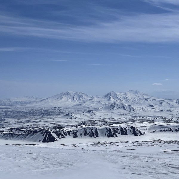 Восхождение на вулкан Горелый на снегоходе