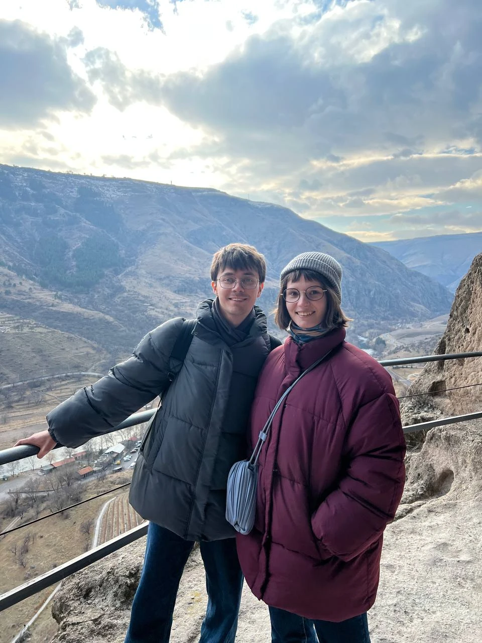 Гид Георгий 13 -- очень доброжелательный и комфортный человек с отличным чувством юмора! В дороге мы