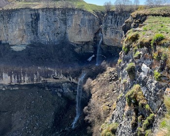 Каменная чаша, каньоны и водопады