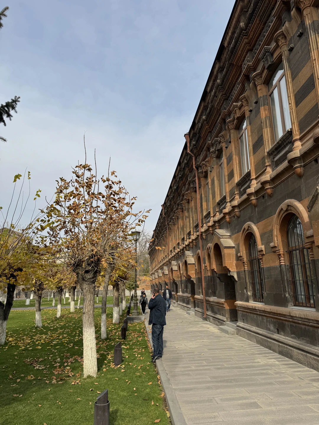 Удивительная экскурсия с Ованессом в Эчмииадзин! Ованннес по образованию богослов, очень глубоко владеет вопросами связанными с