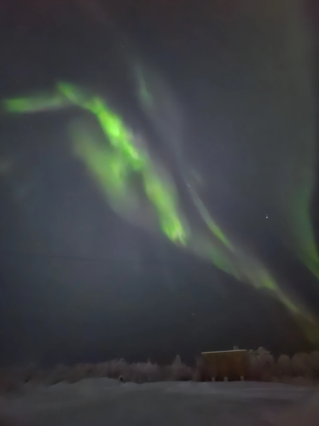 Я так рада что успела сияние поймать, очень ярко и долго наблюдали. Спасибо большое Александру, фото