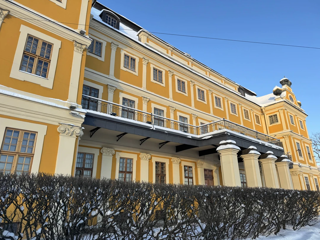 Очень понравилась экскурсия с Александром, весело, познавательно, с учетом интересов всех участников группы. Даже мороз нас