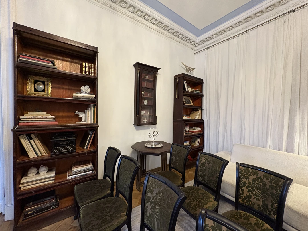 Экскурсией разочарована. Объективно: программа экскурсии не выполнена: рассказа о колоколе не было; замурованная коробочка не упомянута;