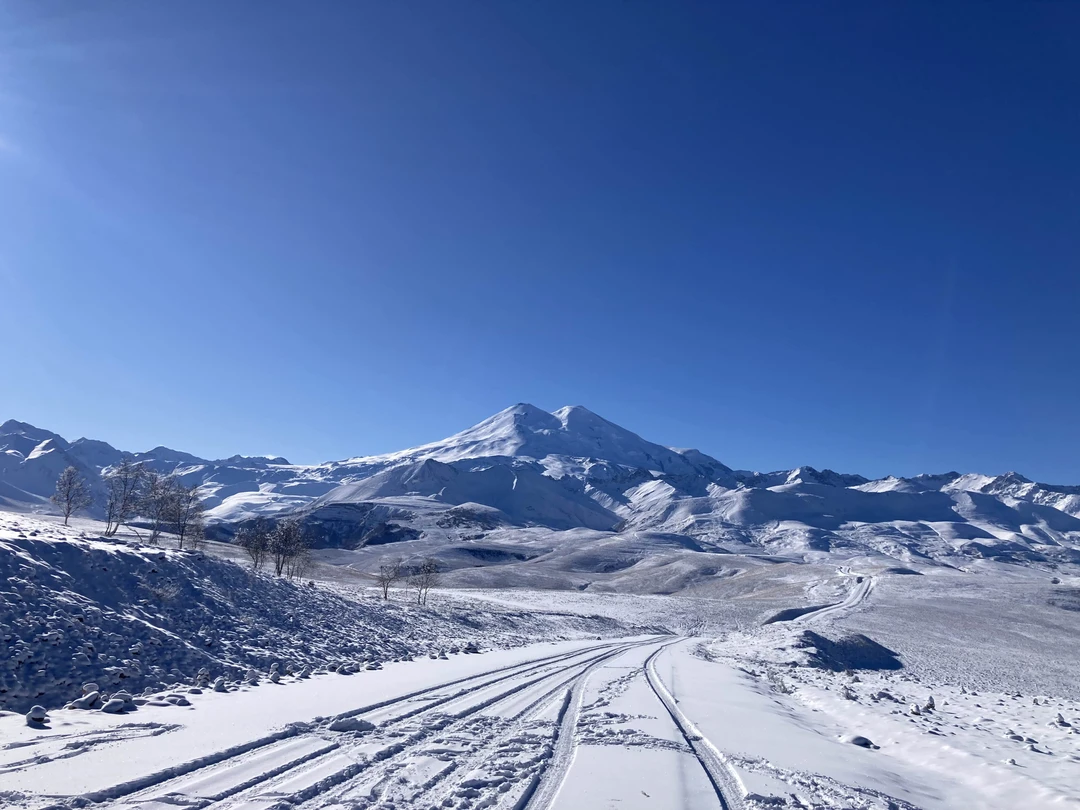 Поездка была на комфортабельном автомобиле, водитель очень комфортно водит, вежливый, заботливый, всю дорогу рассказывал интересные истории