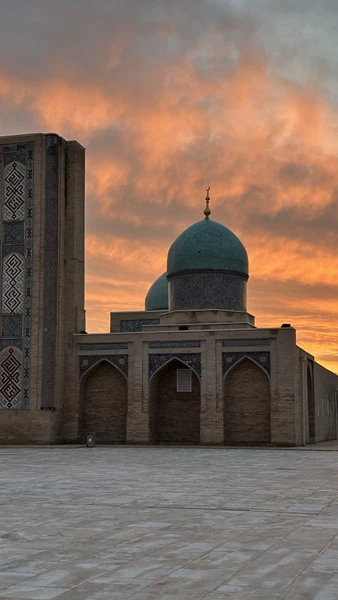 Нам повезло, что мы были одни у Рустама в день экскурсии, поэтому Рустам приехал за нами прямо в отель