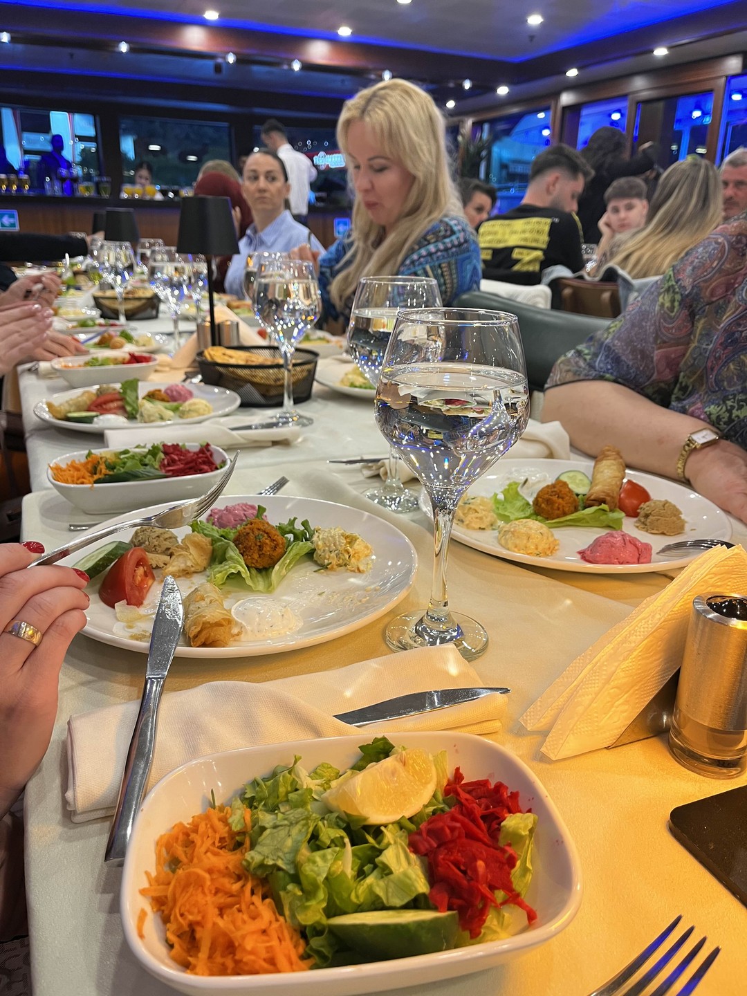 Отлично провели время! красивое шоу,вкусная еда,и очень дружелюбная атмосфера 😍