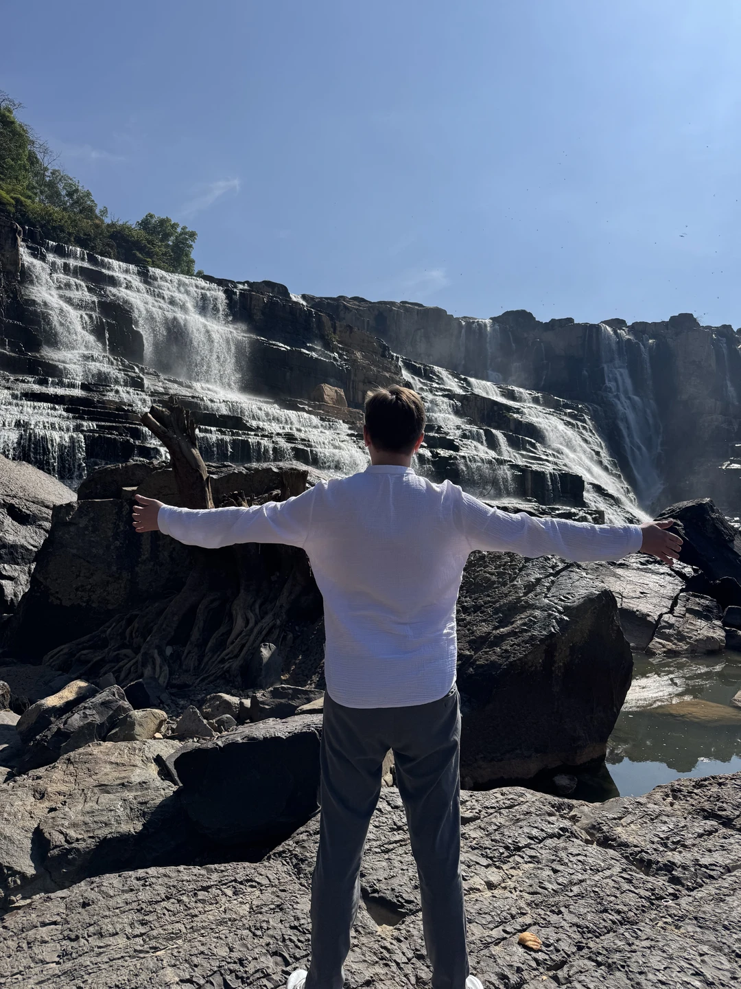 Первый раз побывали во Вьетнаме. Долго выбирали экскурсии по отзывам, остановились именно на этой. Супер сервис