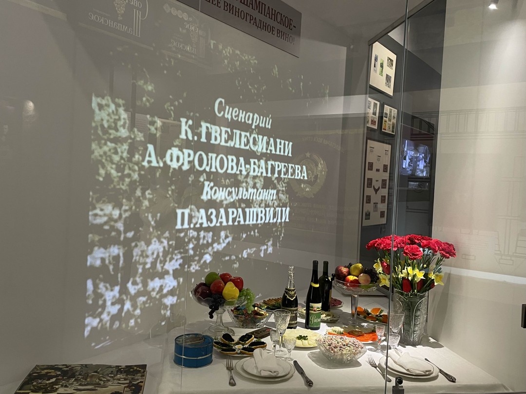 Шикарная прогулка по тоннелям Абрау. Отличный экскурс в историю и погружение в историю производства шампанского в России