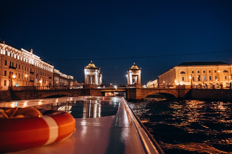 На теплоходе к разводным мостам Петербурга
