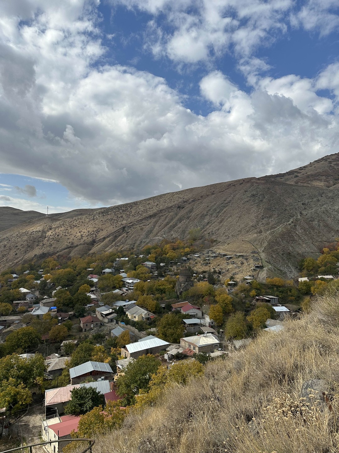 Рузанна и Юрий подарили нам потрясающее путешествие по осенним горам и древней архитектуре! Рузанна - невероятная