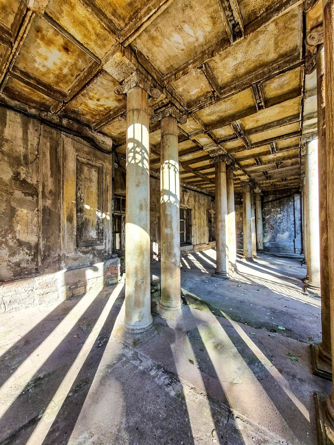 Были на экскурсии 2 октября. Очень давно хотели попасть в это спрятанное от глаз туристов место