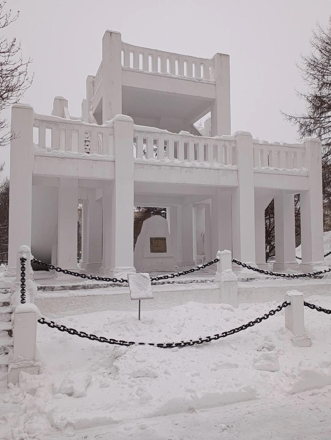 17 ноября экскурсовод Геннадий провёл нам замечательную обзорную экскурсию по Мурманску. Не смотря на не простые