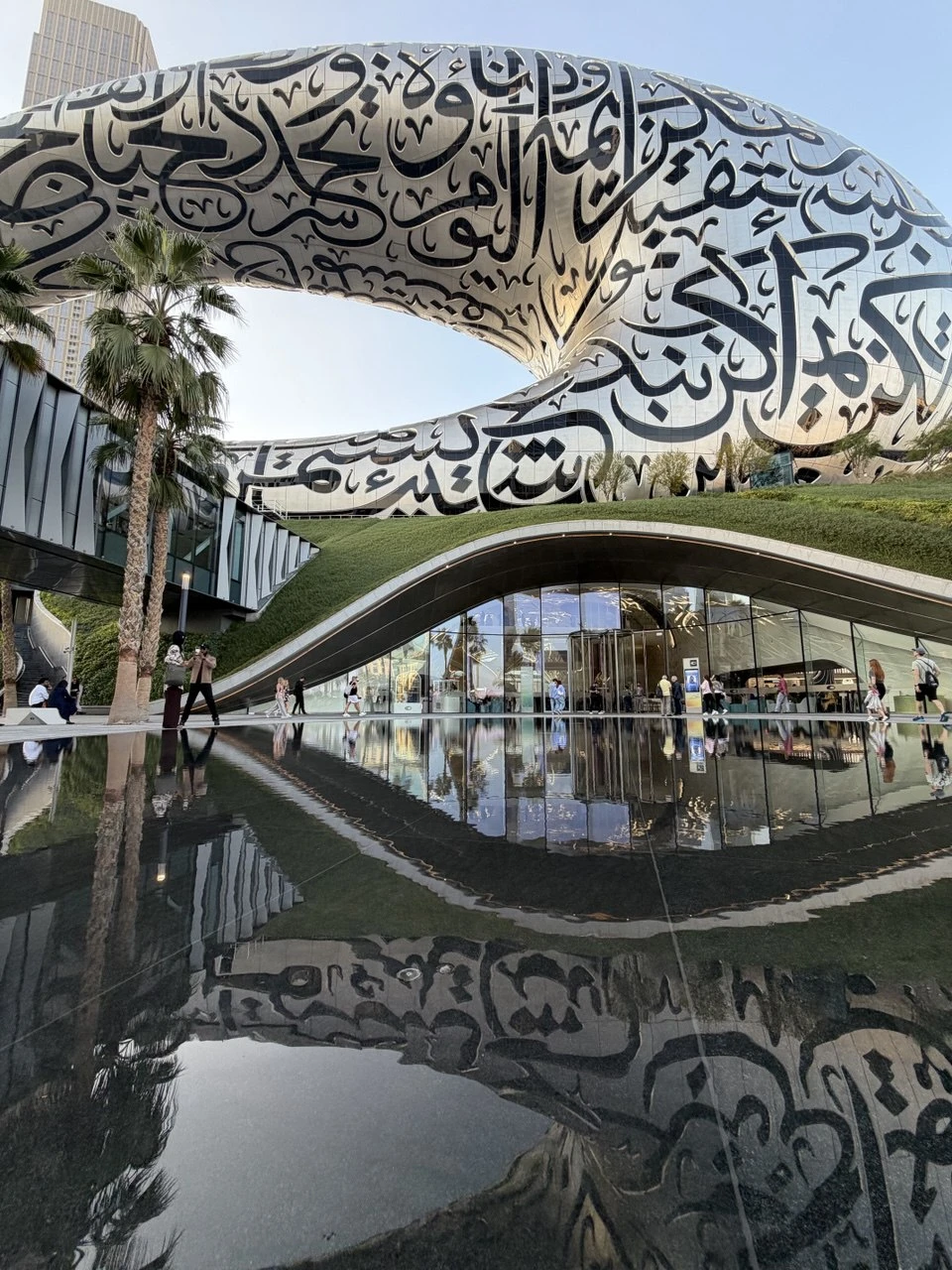 Шахзод провел интересную экскурсию, с ним очень комфортно, как с лучшим другом. Интересный собеседник, много нового