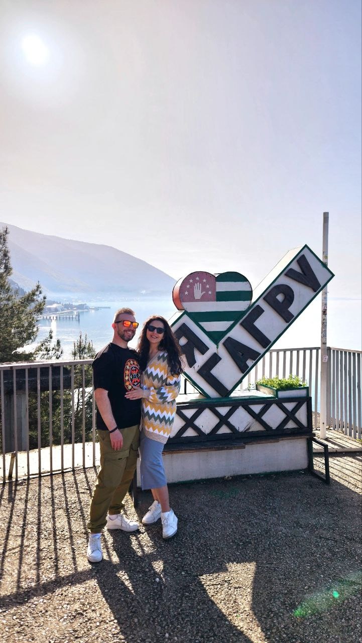 От команды Вовы с нами поехал Гид Дамей. Хотели максимально интересно посетить за 1 день Абхазию.