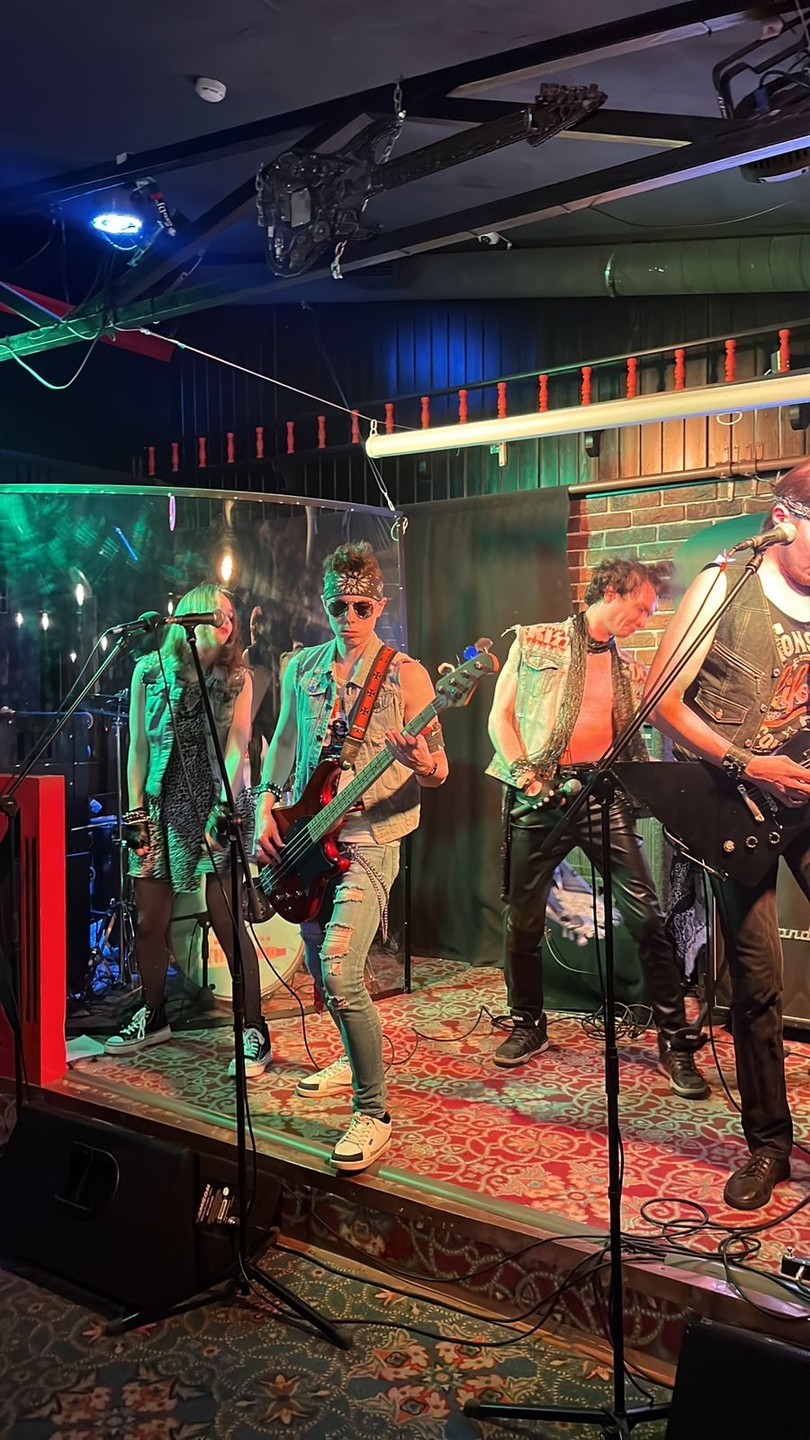 Впервые были на подобной экскурсии и ни разу не пожалели. Она очень кайфовая, разные заведения, напитки,