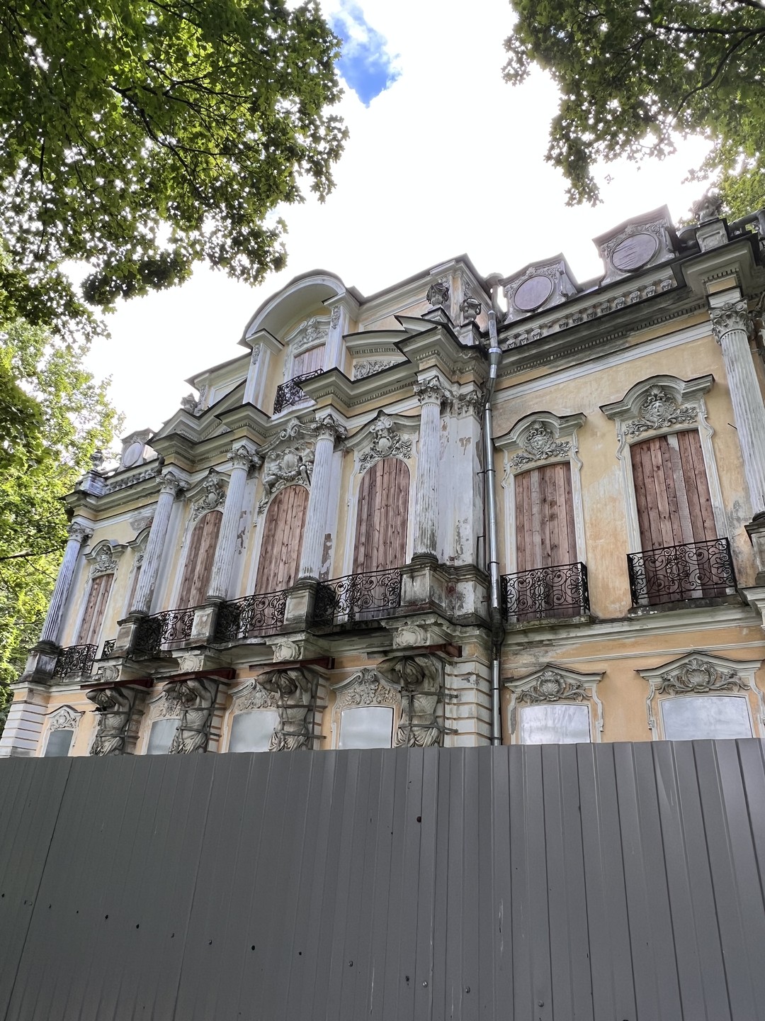 Заброшенные усадьбы давно хотели посмотреть. Наконец-то удалось. Погуляли по руинам усадьбы Гостилицы, посмотрели изнутри усадьбу в