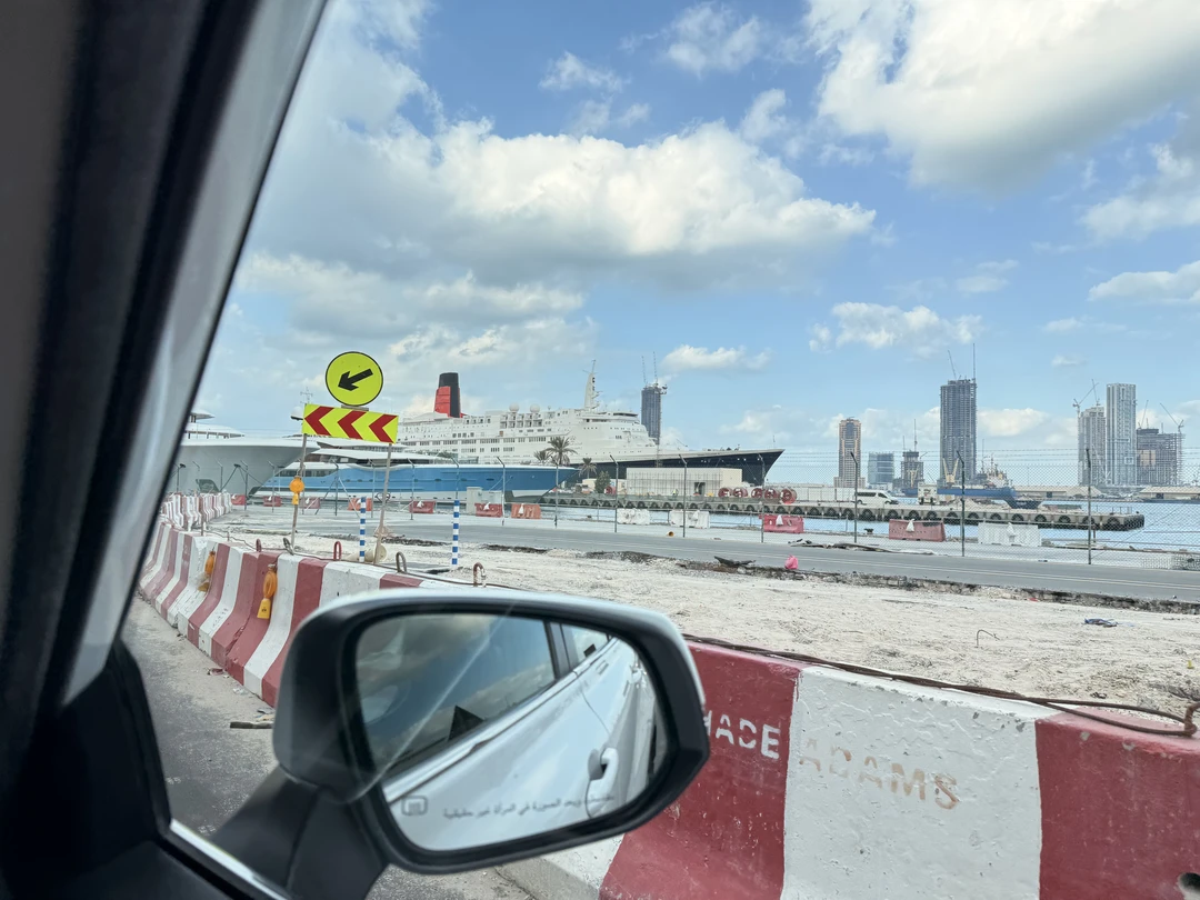 Были с семьей первый раз в ОАЭ проездом. По предварительной договоренности договорились, что нас встретят в