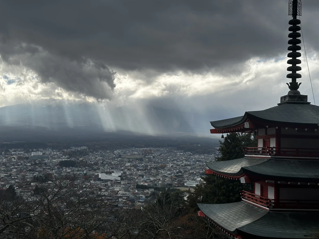 С погодой нам не повезло - с утра она была хорошая, но, не успели мы доехать