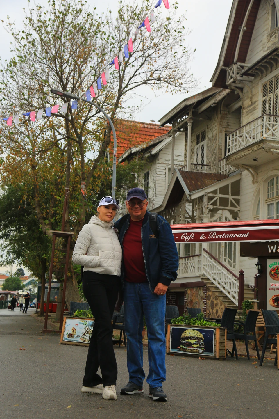 Всё нормально: трансфер вовремя в удобном минивене, кораблик удобный, обед вкусный