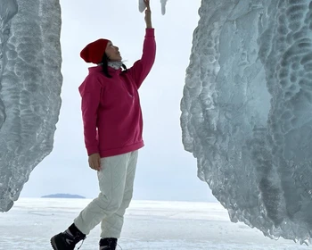 По Чивыркуйскому заливу - снегоходы, гроты и горячие источники