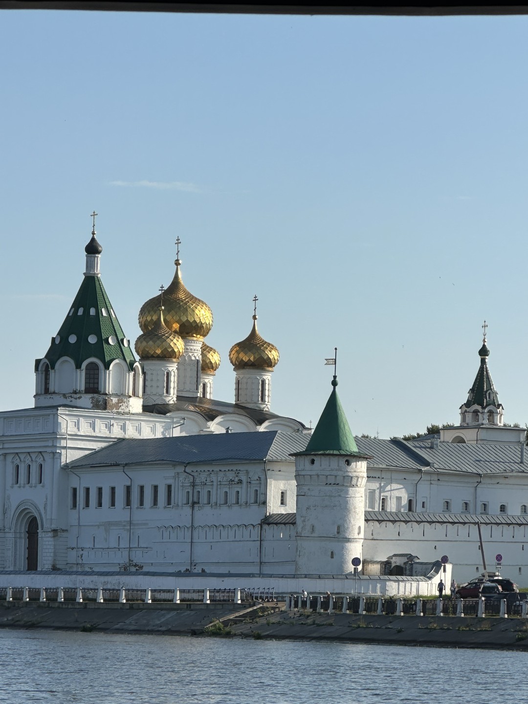 Отличная экскурсия от заинтересованного энтузиаста! Судно новейшее, сиденья комфортабельные. Гид говорит в микрофон, поэтому слышно будет