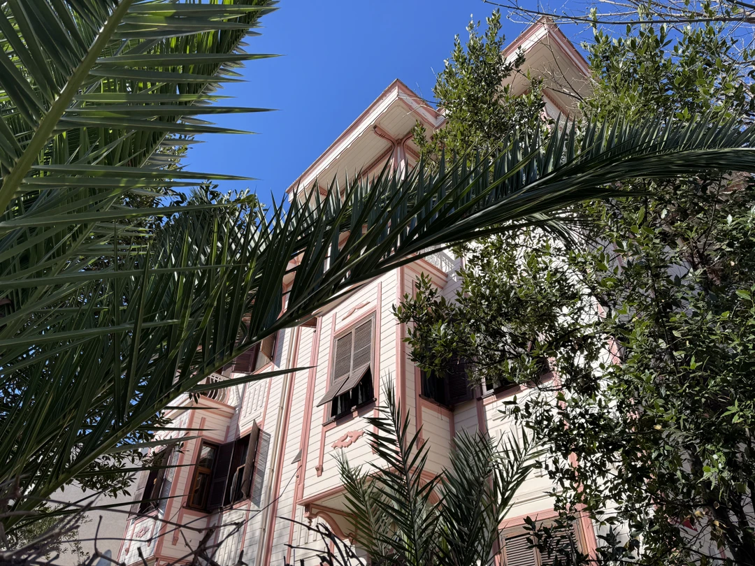 Очень приятный приморский район вдалеке от туристических толп, довольно компактный. Рекомендую, особенно в хорошую погоду. И