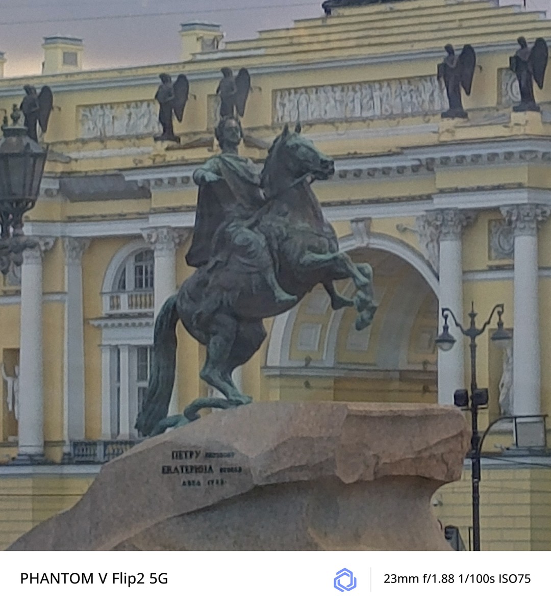 Было всё классно, Дмитрий очень интересно рассказывал про город и достопримечательности, было весело и познавательно, интересно и приятно слушать.