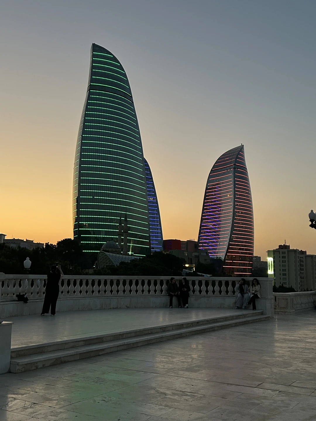 Прекрасный гид Эльмир. Очень открытый, позитивный, харизматичный и эрудированный. Рассказал интересно и много про традиции, историю