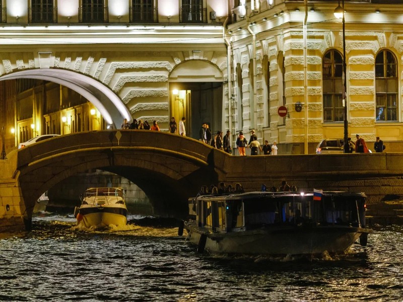 Магия вечернего Петербурга: обзорная автобусная экскурсия + водная прогулка