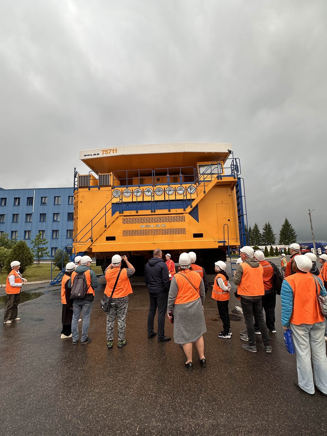 Групповая автобусная экскурсия на БелАЗ (Екатерина)