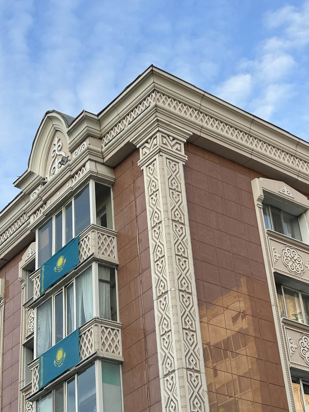 Нам попалась просто потрясающая девушка Жанар. Очень приятная рассказчица. Познакомила и рассказала очень много интересно про