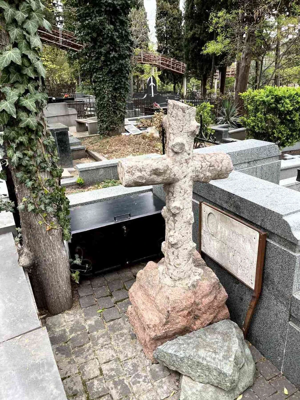 По Верийскому мемориалу в Тбилиси — с историком (19/22)